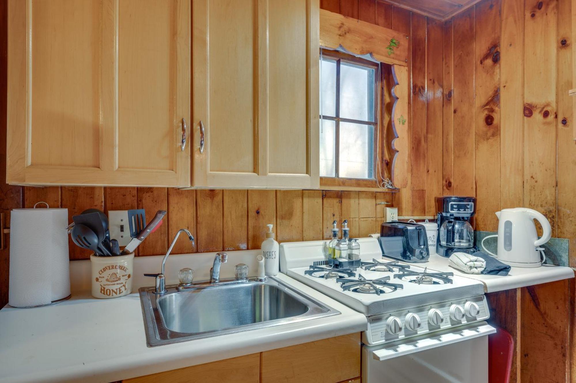 Cozy Laconia Studio With Pool Access - 2 Mi To Lake! Apartment Exterior photo